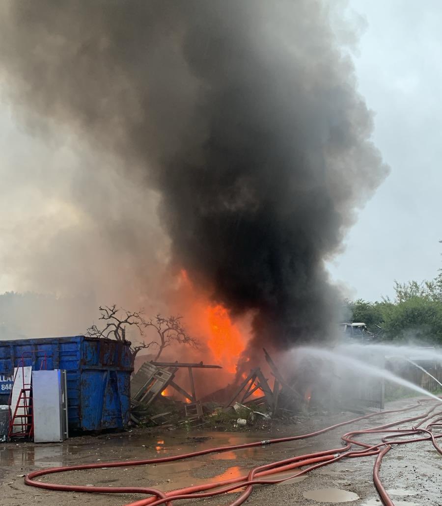 Scrapyard blaze creates large smoke plume over Aldershot - Hampshire ...